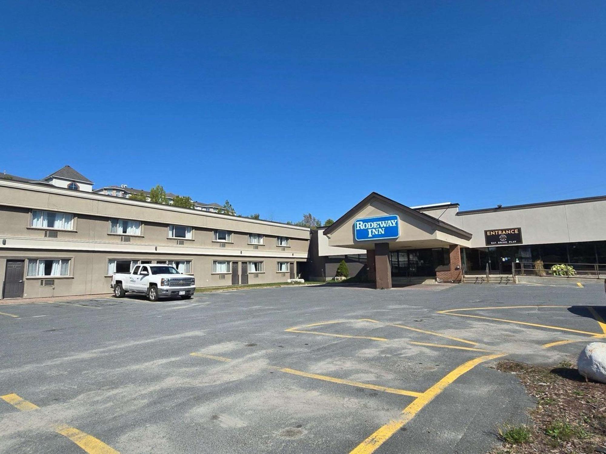 Rodeway Inn Sudbury Bagian luar foto