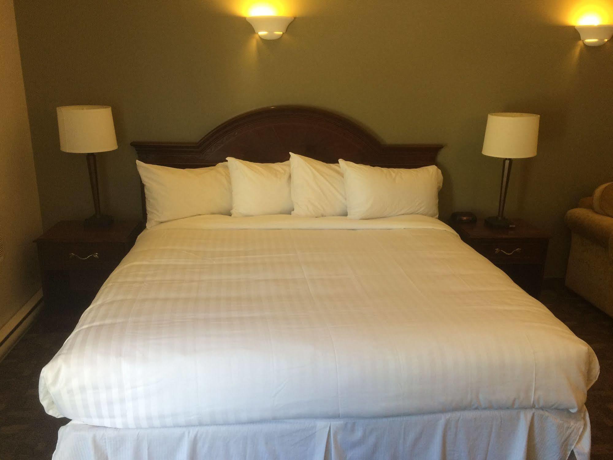 Rodeway Inn Sudbury Bagian luar foto