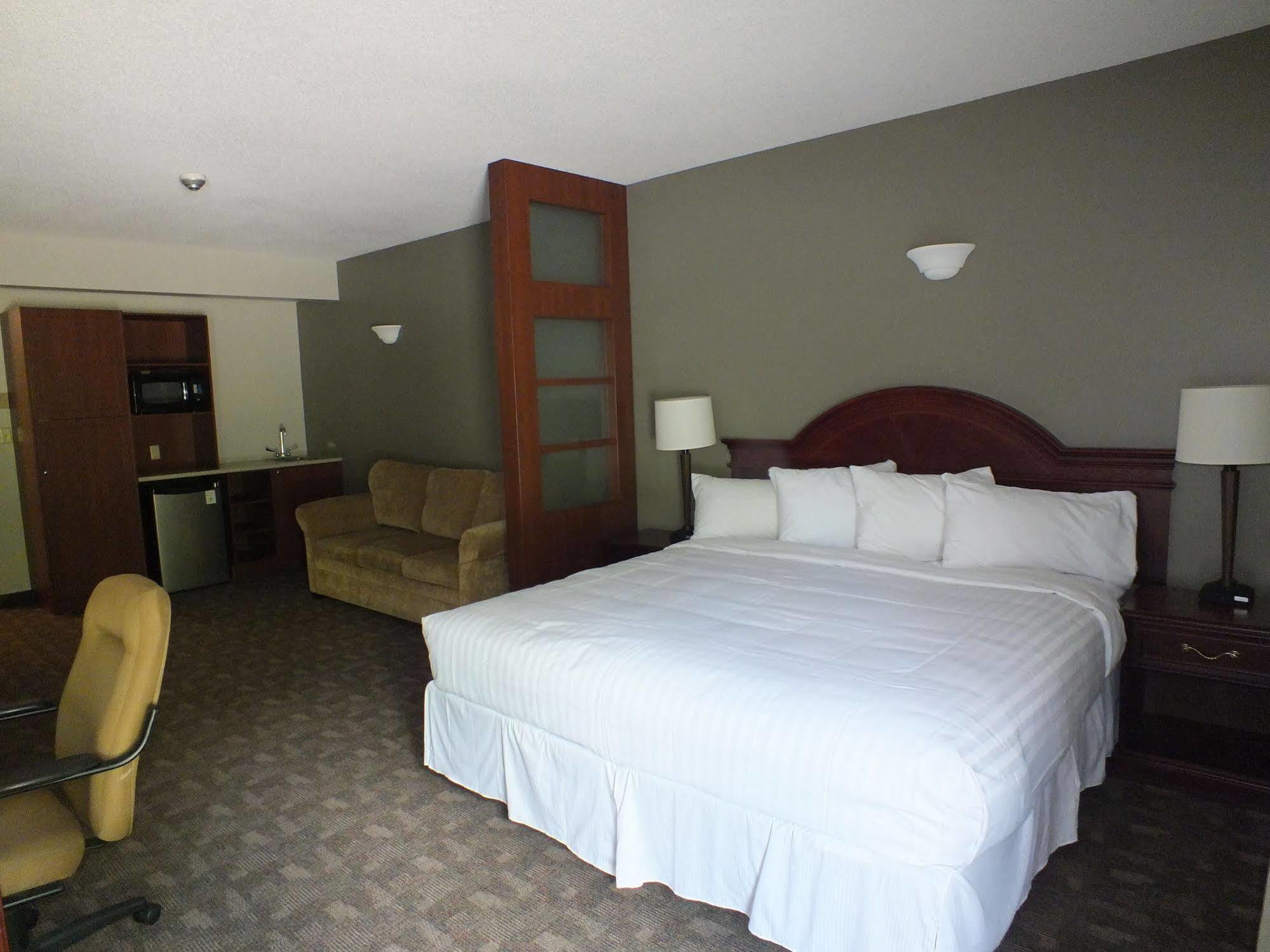 Rodeway Inn Sudbury Bagian luar foto