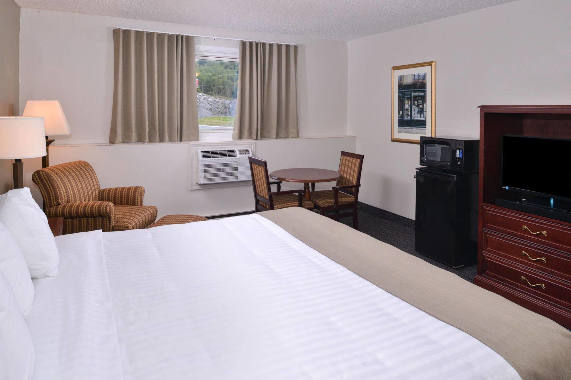 Rodeway Inn Sudbury Bagian luar foto